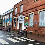 Central apartment 5 mins Putney tube station