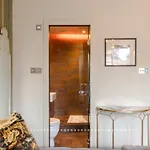 Neon Melody - Playful 2 Bedrooms By London Bridge