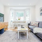 Bonnington Gardens - 1 bed open plan basement flat