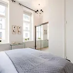 GORGEOUS LARGE DeLUXE WEST-END PARK ARCHITECT HOME