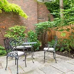 Veeve - South Kensington Garden Apartment