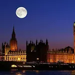 Battersea Reach Luxury Riverside Apartment