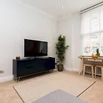 Caledonian Bright One-Bedroom Apartment With Private Decked Garden
