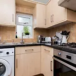 Caledonian Bright One-Bedroom Apartment With Private Decked Garden
