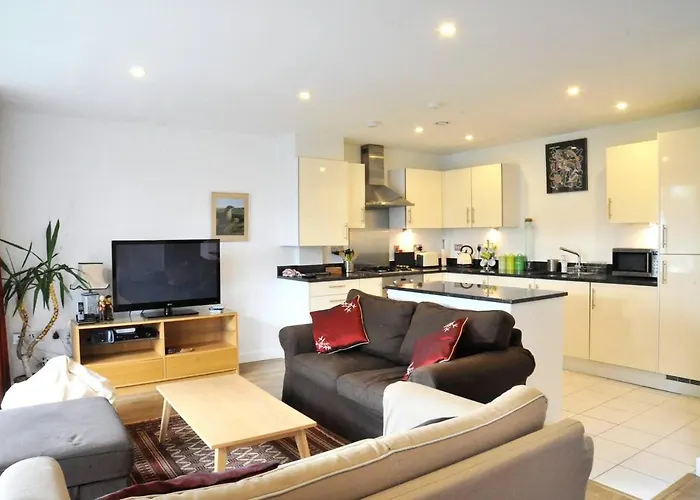 Wonderful, Bright Greenwich Apartment Sleeps 7 !