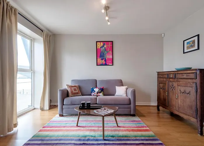 Panoramic Docklands Home With Waterfront Views