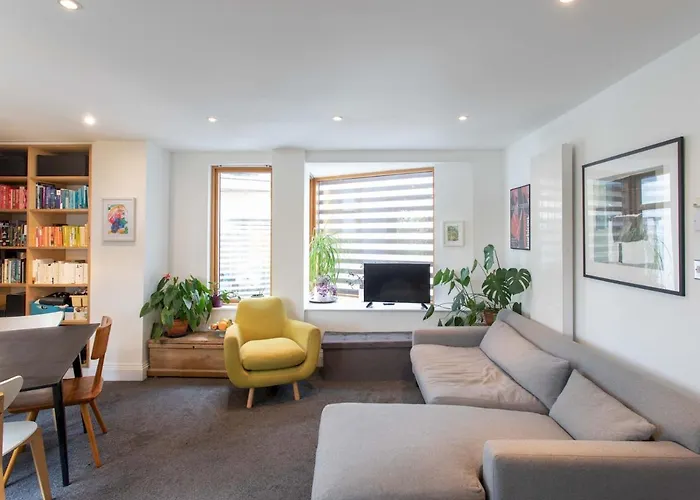 Spacious 2-Bedroom Flat With Waterside Views