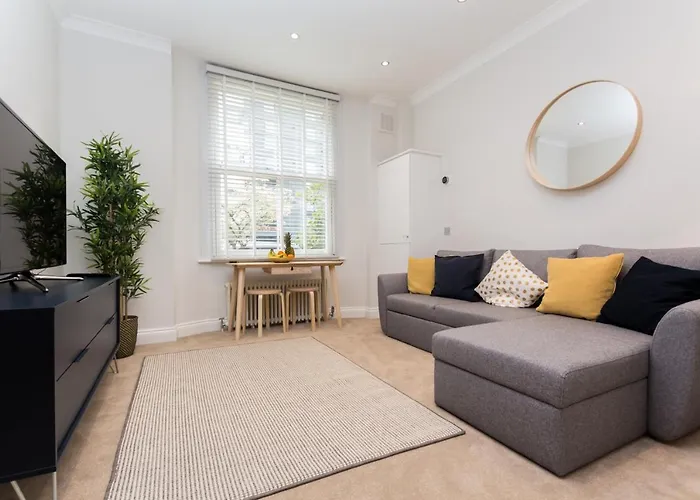 Caledonian Bright One-Bedroom Apartment With Private Decked Garden