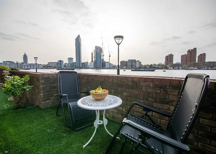 Thames-Border Apartment