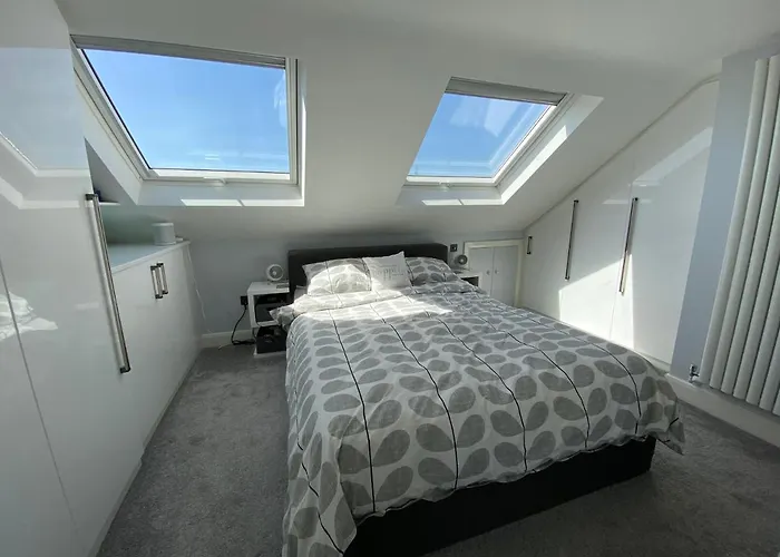 3 Bed Apartment In Colliers Wood