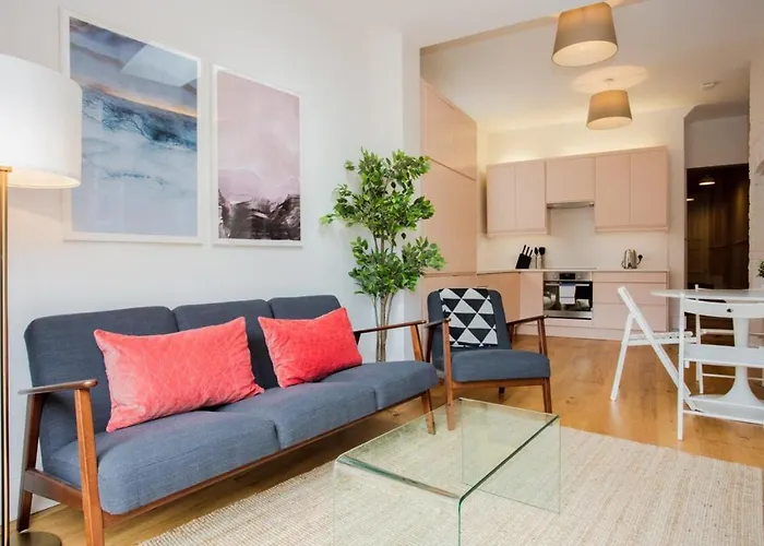 Stylish & Modern 3 Bed Flat In Nw London With Garden