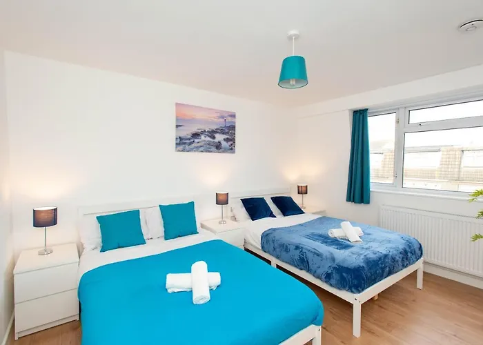 Stunning Four Bedroom House Close To Excel, O2 & Central London With Free Parking
