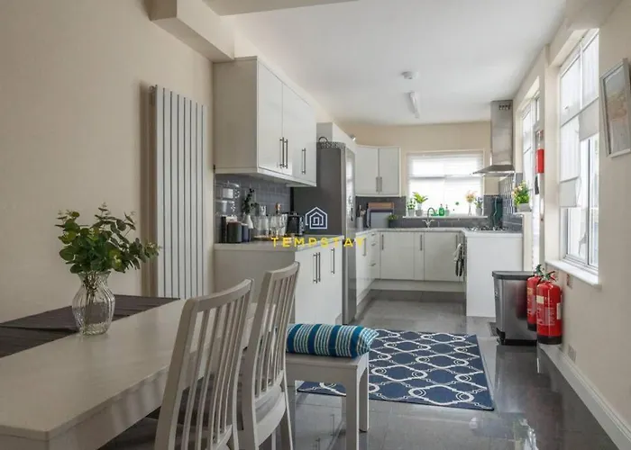 5 Bed/4 Bath At Wembley Stadium & Free Parking