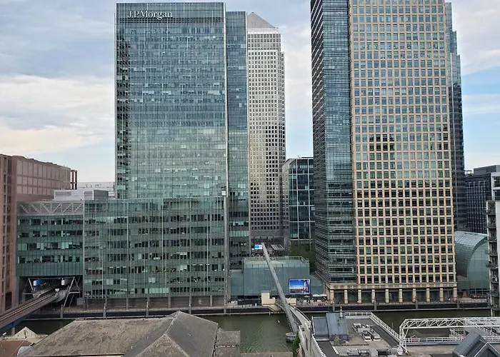 Captivating 2-Bed Apartment In Canary Wharf London