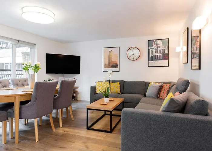 Spacious 3 Bedroom Apt In Covent Garden