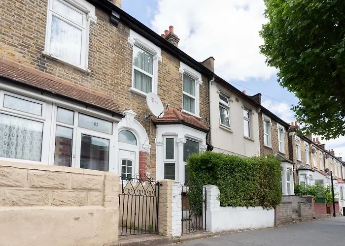 Contemporary 3 Bed House With Spacious Garden Close To Stratford