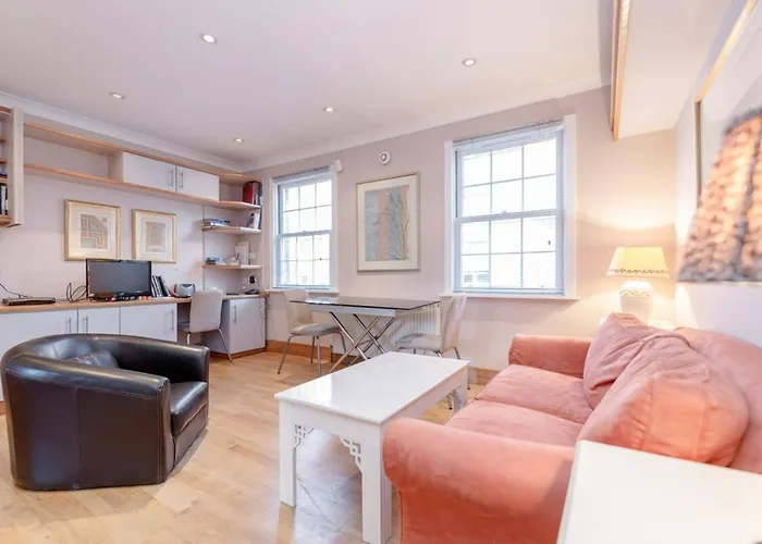 Beautiful Spacious 1BD Flat in Victoria