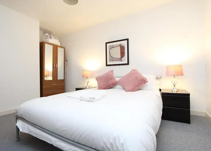 Spacious 1- Bedroom Apartment In E16