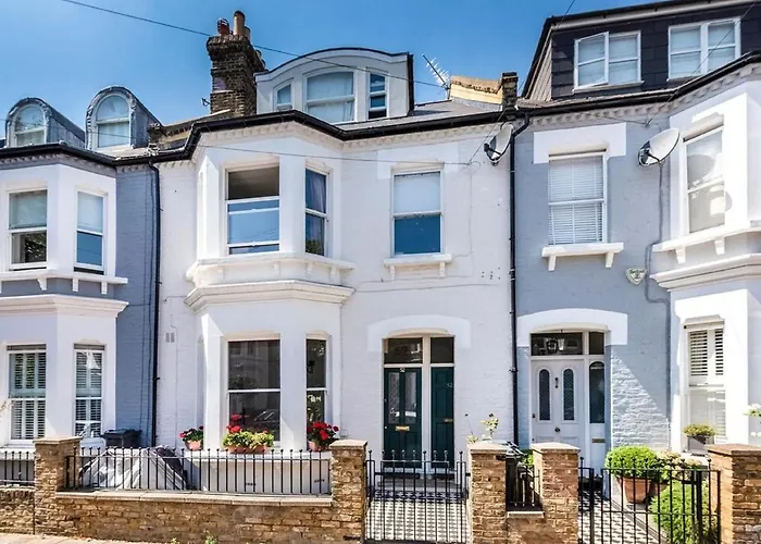 2 Bed Luxury Service Apartment In The Heart Of Chiswick Town, London W4 Zone 2
