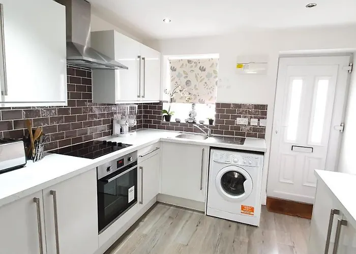 Trendy, Modern Garden Posh Peckham Apartment