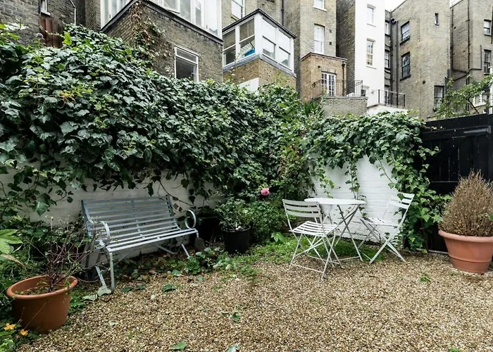 Bright 2 Bedroom 2 Bath Garden Flat in Victoria