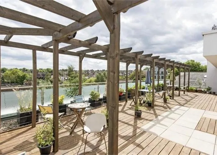 Modern Flat By River Thames And Park In Putney