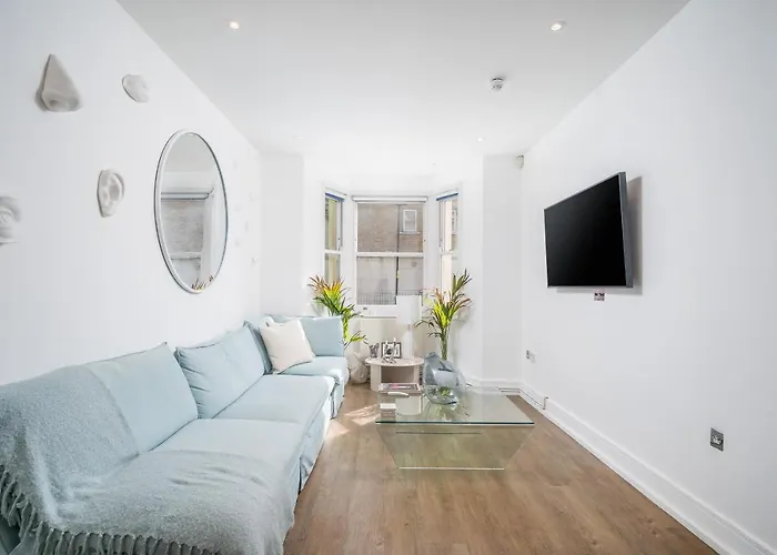 Altido Stylish 4-Bed House W/ Private Paved Garden In Elephant & Castle
