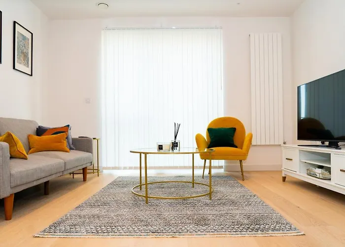 Royal Wharf - 1 Bed - Balcony - River & City View