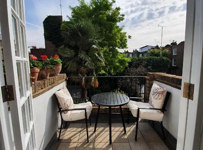 Lovely Large 1 Bed Renovated Flat W Balcony & 600Mb Wifi
