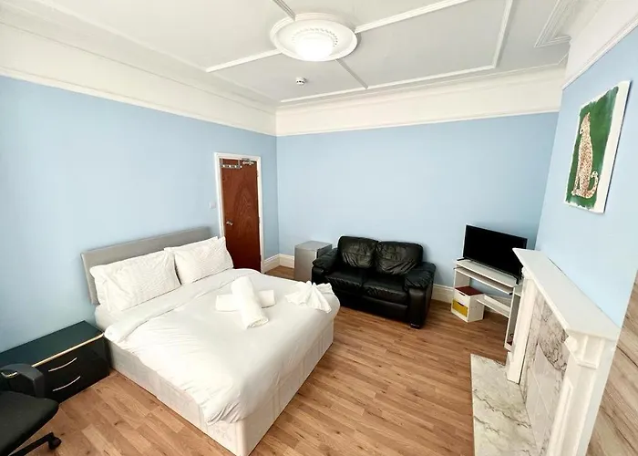 Spacious Double Bedroom!
