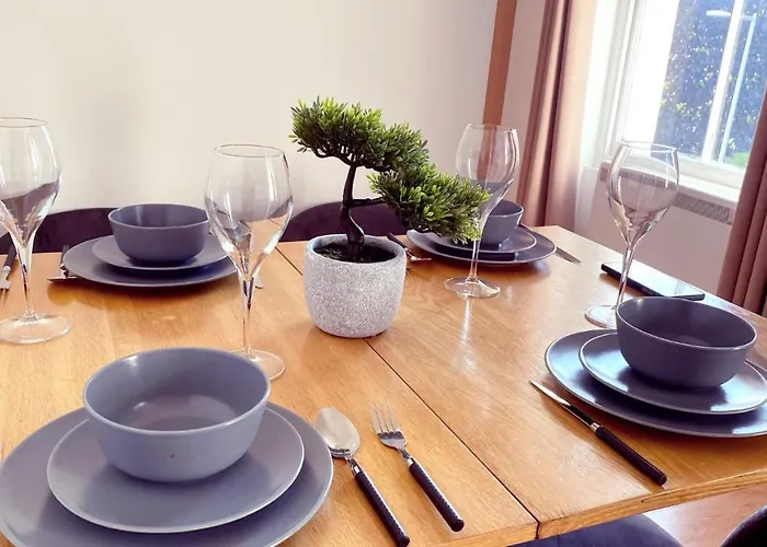 Spacious 2-Bedroom, 2-Bath Flat With Traditional Decor And Extra Sleeping Capacity In Chelsea