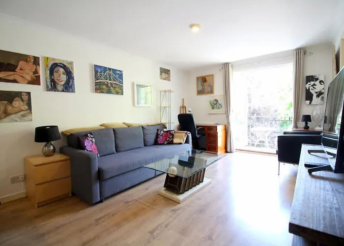 Central Fulham Apartment With Parking