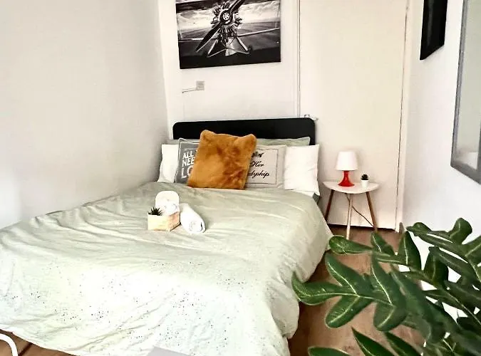 Private Bedrooms In A Flat! Home Away From Home! Shared Bathroom
