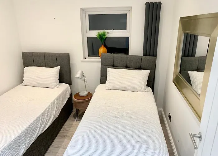Modern 2 bedroom apartment with private garden