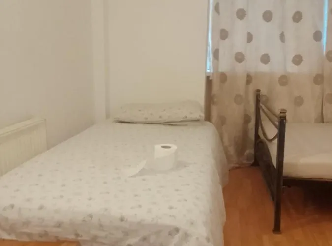 Private Rooms In 3 Bedroom Flat!!