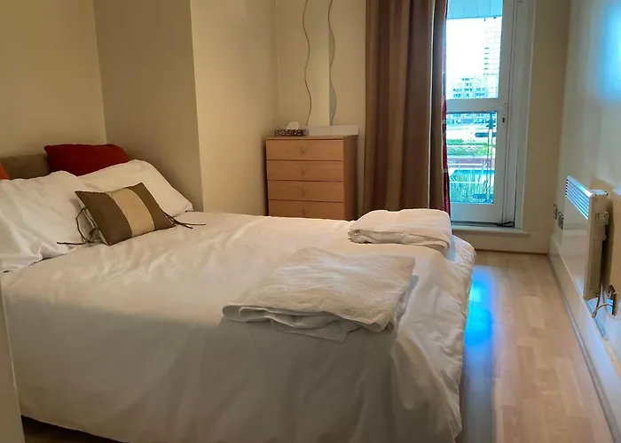 St George Wharf Apartment