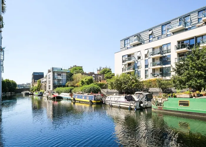 Lovely 2 Bed Flat In Canal Side Gated Development