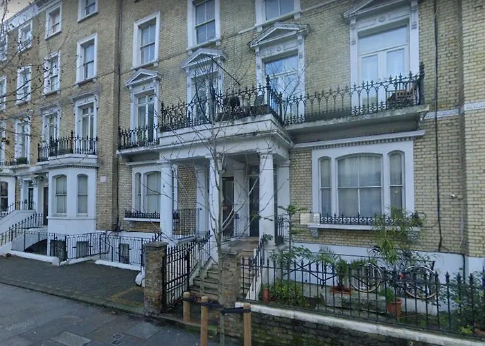 Charming Studio Flat With Private Balcony And Patio In The Heart Of Chelsea