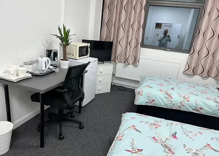 Mj - Entire Serviced Apartment For 6 Guests - Next To Tube Station Skyline View - London
