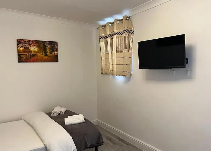 F4-Ground Floor Studio Fits 3 Near Paddington