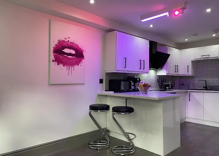 Modern Spacious 1 Bed Apartment With Free Parking In Trendy Inner London Suburb 15 Mins Walk To Victoria Line Underground Then 20 Mins To Oxford Street \