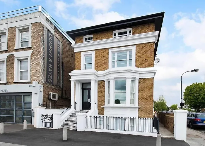 Recently Redecorated Spacious And Modern 1Br Flat In West London