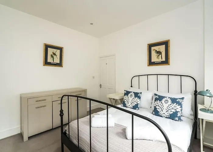 Spacious 2-Bed Flat, Private Patio & Close To Park