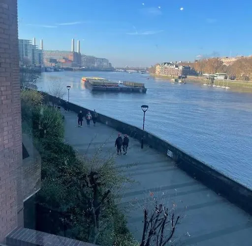 Central London Riverview Apartment
