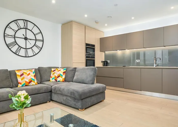 2 Bedroom Luxury Apartment With Balcony