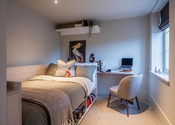 Stylish Studios, Southfields Station - Sk