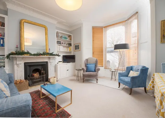 Charming Flat In Leafy West London By Underthedoormat