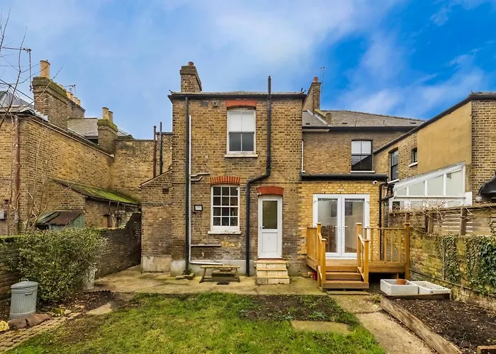 Spacious 5 Bedroom House With Garden + Parking - Amazing Location