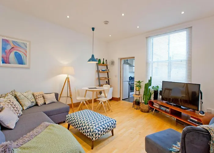 Spacious Highbury Fields 1 Bedroom Apartment - Parking By Request