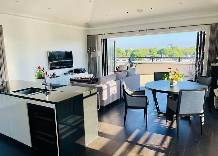 Large Luxury Penthouse With Free Parking Garage